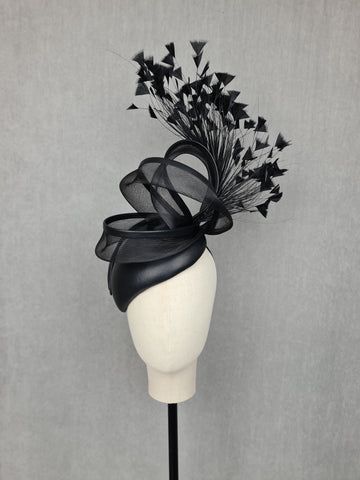 Fascinator escultural em tons de preto e dourado